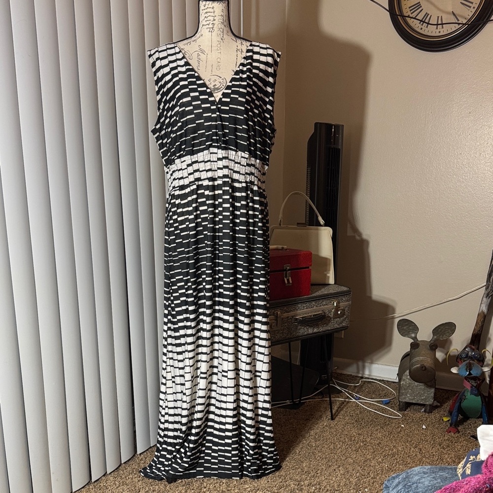 Studio West Black and White Patterned V-Neck Maxi Dress